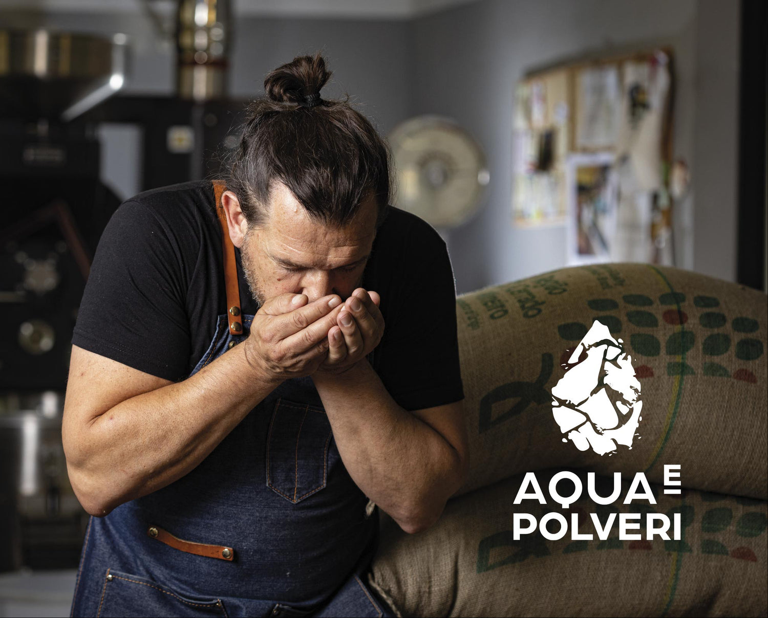 Roaster artigianale annusa il caffè artigianale appena tostato